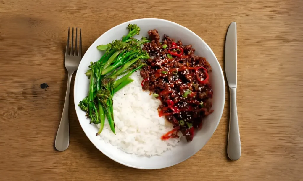 Goedkope eiwitrijke firecracker beef bowl